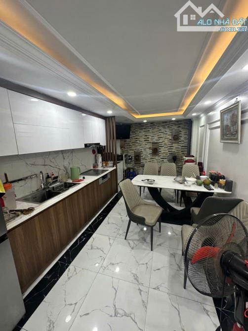 Bán nhà Ngũ Nhạc, Hoàng Mai, ô tô đỗ cửa, DT 30 m2, giá 5,5 tỷ.